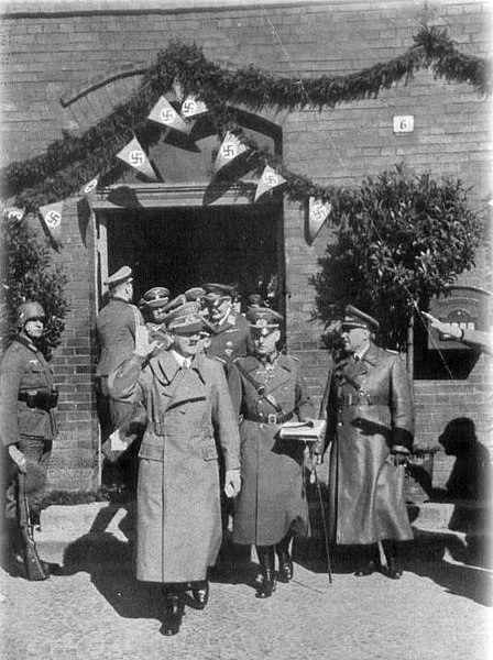 Adolf Hitler leaves Neustadt's station